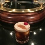 kremowa pianka na kawowym drinku