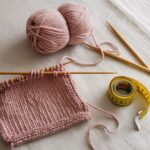 motki włóczki obok kocyka